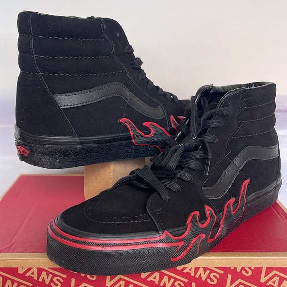 Vans Men’s Sk8-Hi Flame
Suede Black/Red
VN0005UJY09
Sneakers - Picture 9 of 16